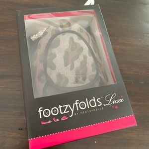 Footzy Folds Grey Leopard Print
